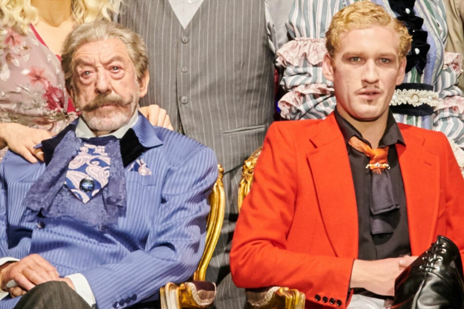Dieter Hallervorden (85, l.) und sein Sohn Johannes (21) stehen gemeinsam für das Stück "Adel verpflichtet" auf der Bühne.
