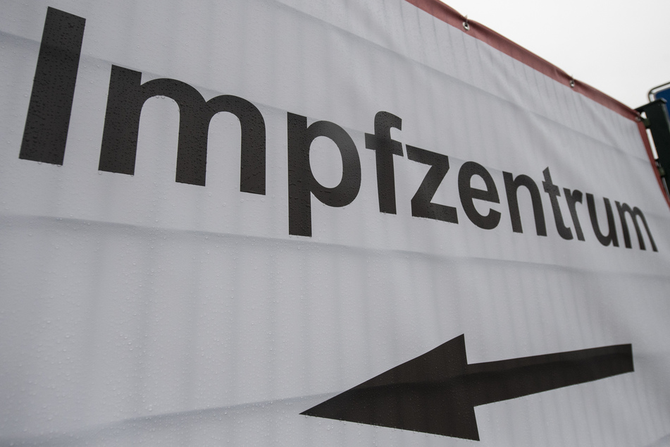 In Erkrath bei Düsseldorf hat der Staatsschutz nach Attacken auf die Autos von Mitarbeitern des Corona-Impfzentrums die Ermittlungen übernommen.