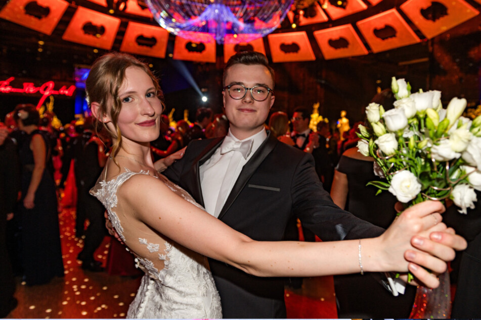 Clarissa Steiner (21, l.) und Eric Reißig (21) bereitete das Tanzen mit Strauß bei ihrem Debüt keine Probleme.