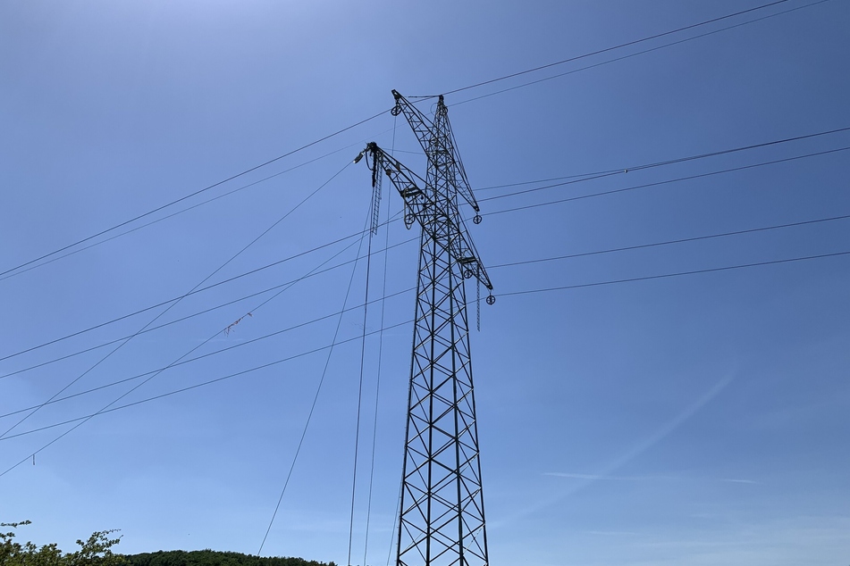 Das Foto zeigt den vermutlich bei Bauarbeiten beschädigten Mast.