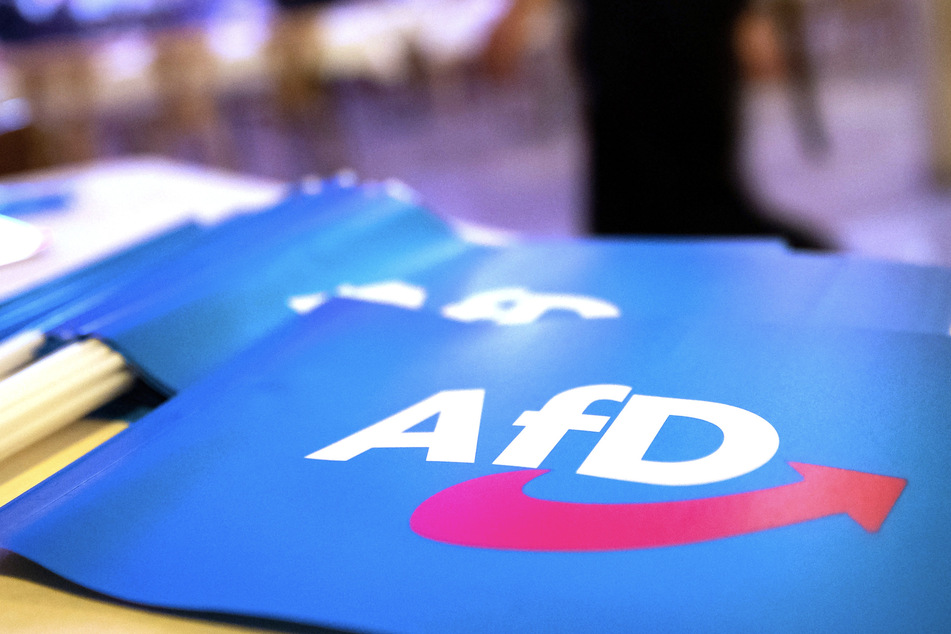 Die AfD hat in Passau auf einem Wahlplakat eine verbotene Parole der SA verwendet. (Symbolbild)