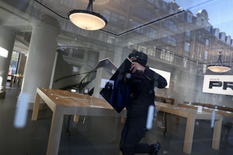 Geschäfte wurden geplündert – so etwa ein Apple-Store.