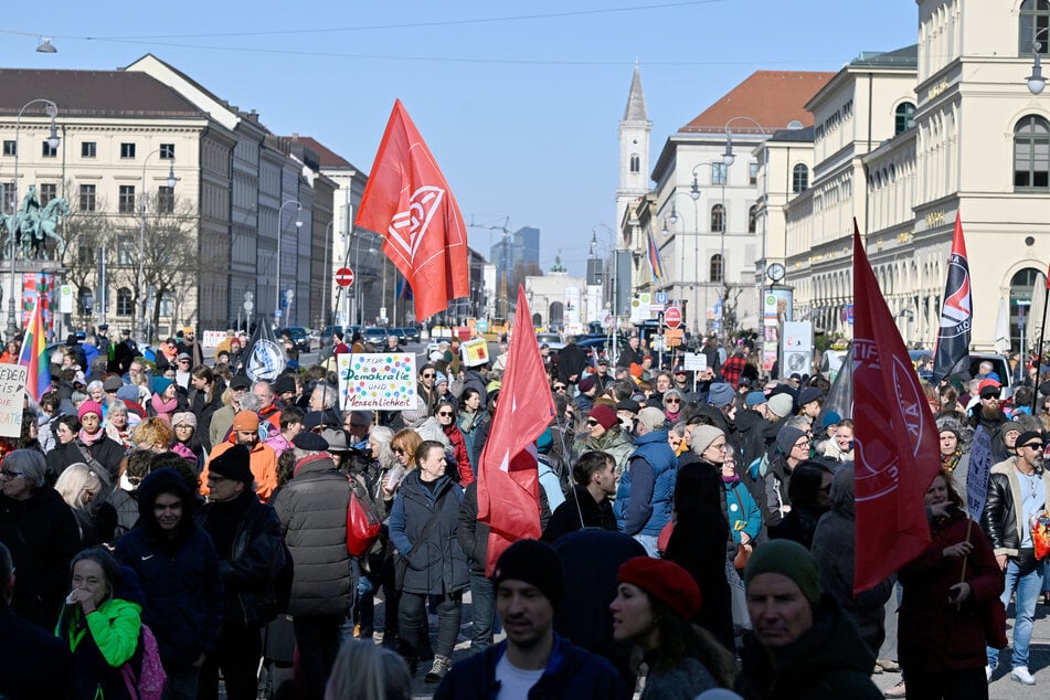 Tausende Menschen kamen auf dem Odeonsplatz zusammen, um gegen Rechts zu demonstrieren.