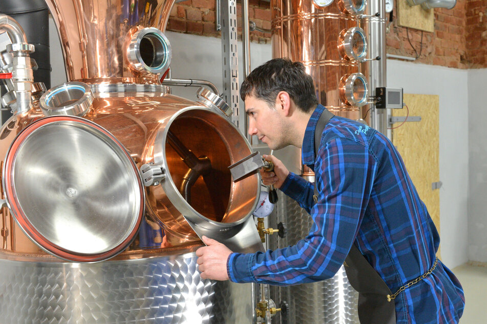 Regionale Handarbeit: Martin Wagner (37) brannte den Whisky in seiner Spirituosenmanufaktur in Schirgiswalde-Kischau mit Malz aus Sachsen.