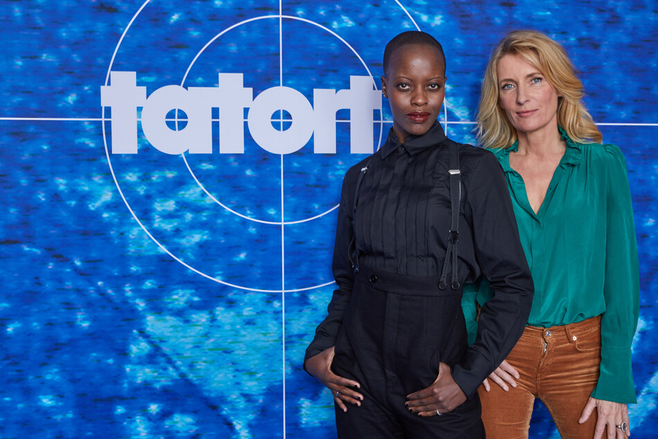 Gemeins standen Florence Kasumba (47, l.) und Maria Furtwängler (57, r.) für den "Tatort" vor der Kamera.