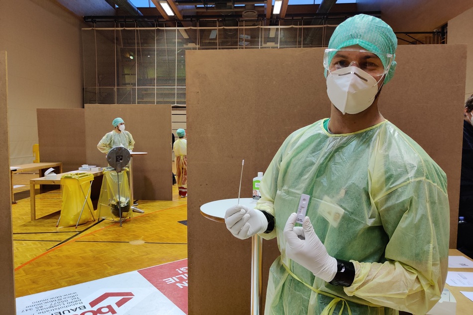 Ein Mitarbeiter bereitet sich in einer Teststation im Bundesgymnasium Lustenau im Bundesland Vorarlberg auf bevorstehende Corona-Tests vor. (Archiv)