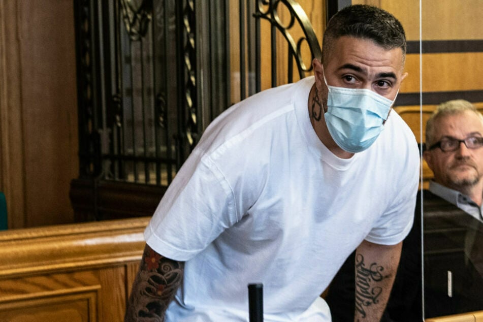 Bushido (42) setzt sich zu Beginn des Prozesses gegen Clanchef Arafat Abou-Chaker auf seinen Platz.