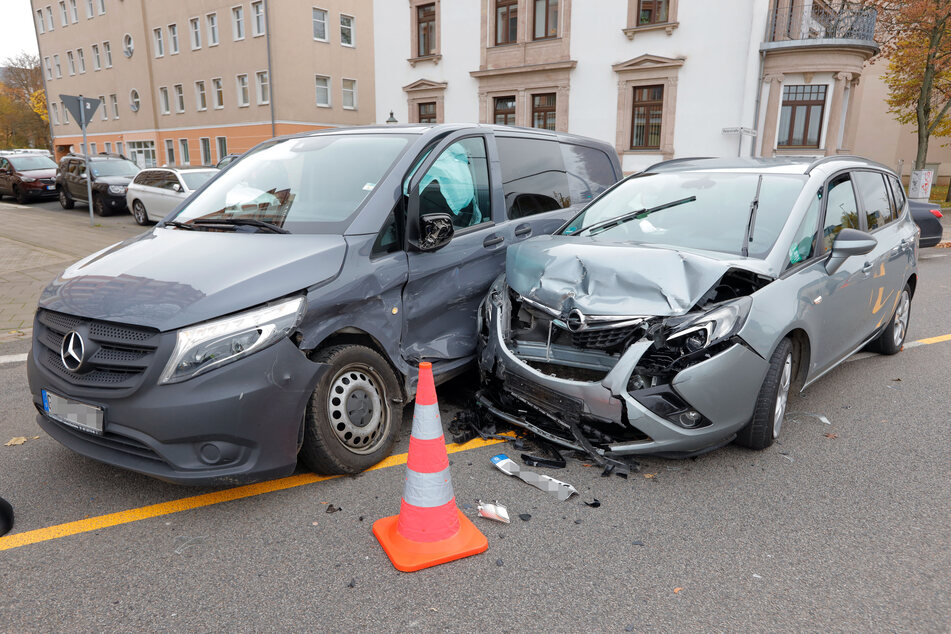 Am Rande des Chemnitzer Sonnenbergs krachte es am Dienstagmittag. Ein Mercedes-Transporter knallte mit einem Opel zusammen.