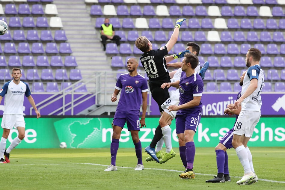 Bochums Anthony Losilla (Nummer 8) nutzte einen Schnitzer der Auer Abwehr zum 0:2, FCE-Keeper Robert Jendrusch konnte den Treffer nicht verhindern.