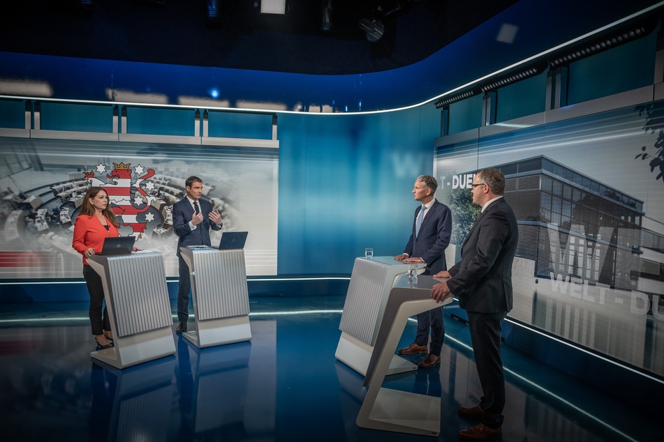 Im TV-Duell stellten sich die beiden Politiker den Fragen von WELT-Chefmoderatorin Tatjana Ohm (54) und WELT-TV-Chef Jan Philipp Burgard (39, 2.v.l.).