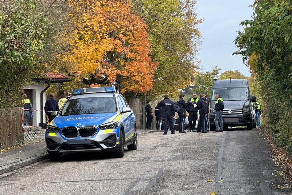 Die Polizei fahndet mit einem Großaufgebot nach dem Schützen.