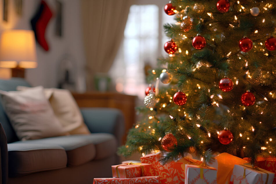 Ein unechter Weihnachtsbaum mit Beleuchtung ist besonders schnell festlich geschmückt.