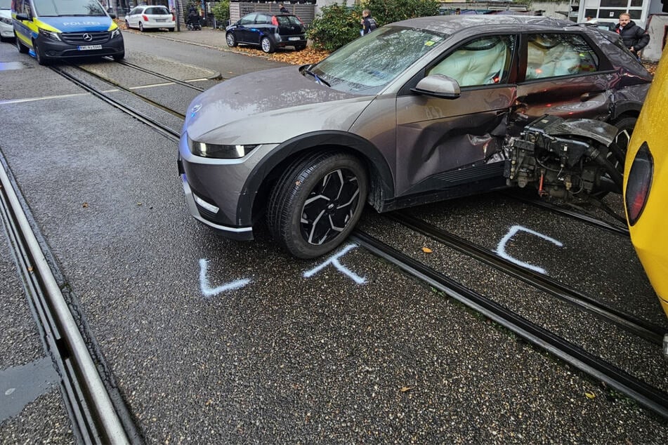 Hyundai prallt mit Stadtbahn zusammen: Eine Verletzte