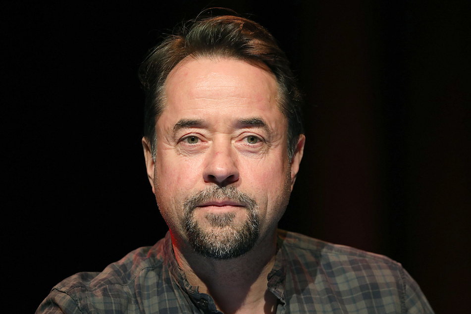 Schauspieler Jan Josef Liefers (56) hat sich bei Twitter hinter den Corona-Vorstoß von Nordrhein-Westfalens Ministerpräsident Armin Laschet (CDU, 59) gestellt.