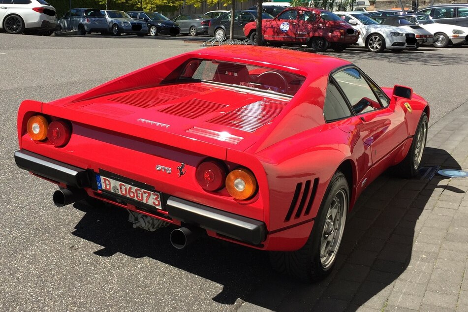 Der Mann (45) soll einen seltenen Ferrari 288 GTO, Baujahr 1985, gestohlen haben. Nun steht er vor Gericht!