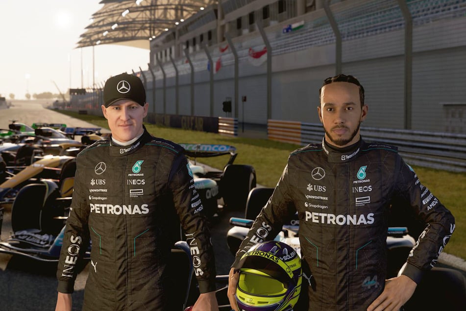 Zum Start in die virtuelle F1-Karriere kann man aussuchen, wer sein Teamkollege sein soll. Im Foto: Michael Schumacher (55, l.) und Lewis Hamilton (39) bei Mercedes.