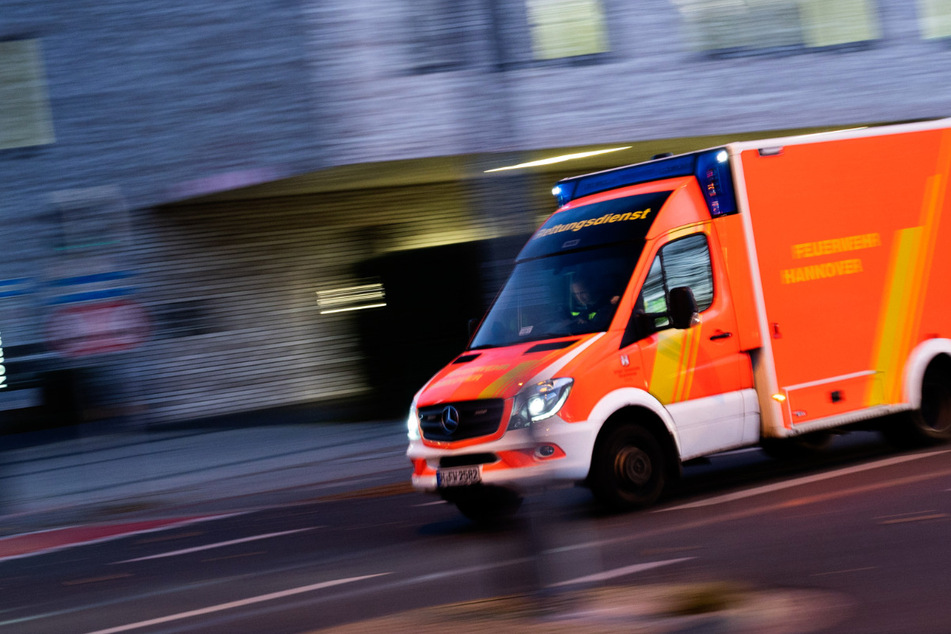 Kleintransporter rammt Baum: Unfallopfer verbrennt in Autowrack