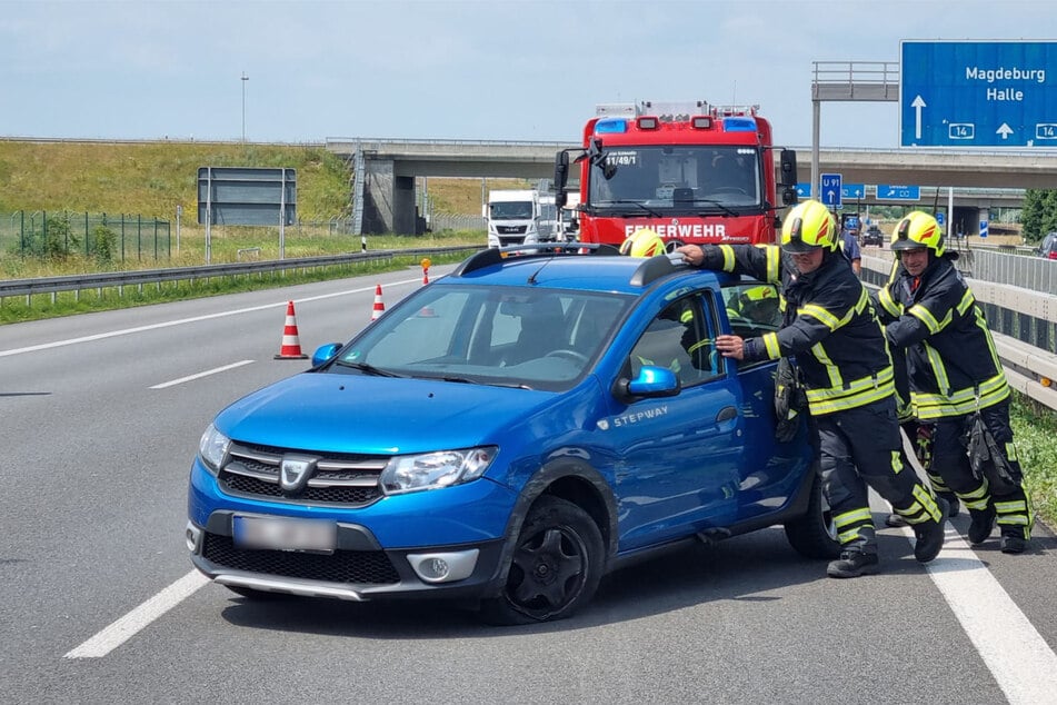 Durch den Crash platzte der linke Vorderreifen des Dacia.