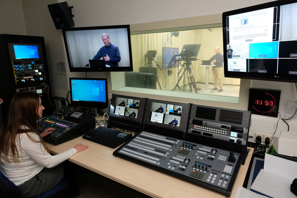 Dozent Frank Stallmach referiert in einem Studio des Zentrums für Medien und Kommunikation an der Universität Leipzig.