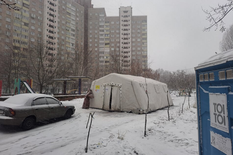 In diesem einfachen Zelt des staatlichen Zivilschutzes können sich Menschen im Stadtteil Teremky aufwärmen und einmal am Tag gibt es eine warme Mahlzeit.