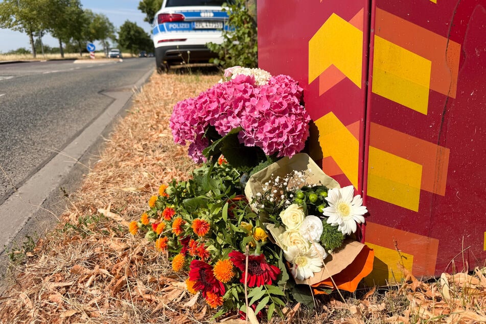 An der Stelle, an der der Student auf offener Straße getötet worden ist, wurden zudem Blumen abgelegt.