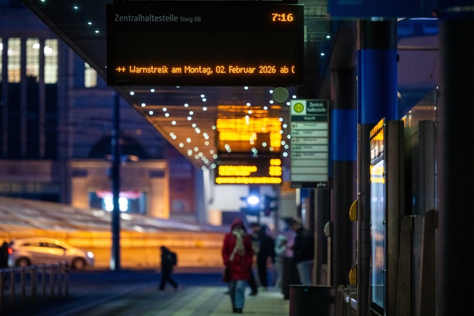 An den Anzeigetafeln wurde auf den Warnstreik hingewiesen.