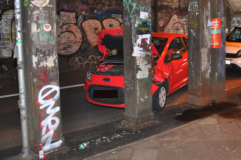 Der verunfallte Wagen im Lessingtunnel.