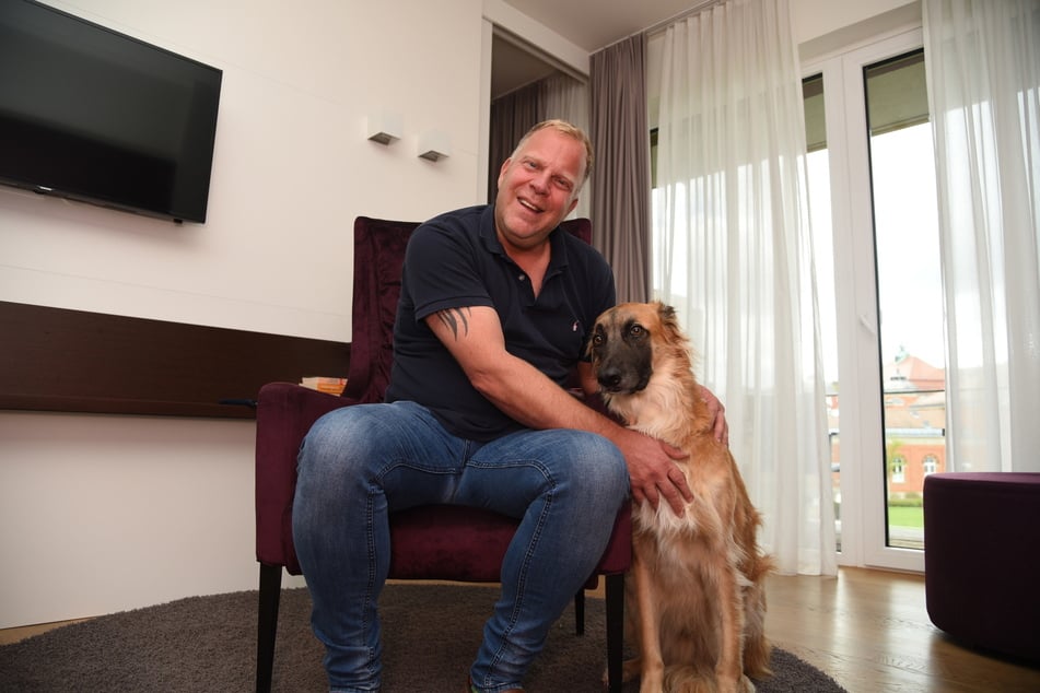 Hoteldirektor Marc Cantauw (50) ist derzeit sein eigener (und einziger) Gast. Seit Wochen nächtigt er im "König Albert" (Bad Elster). Hund Paco hilft ihm gegen die Einsamkeit.