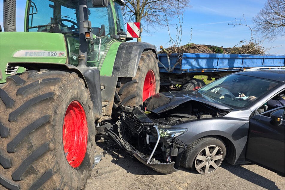 Der Mazda war nach dem Unfall nicht mehr fahrbereit.