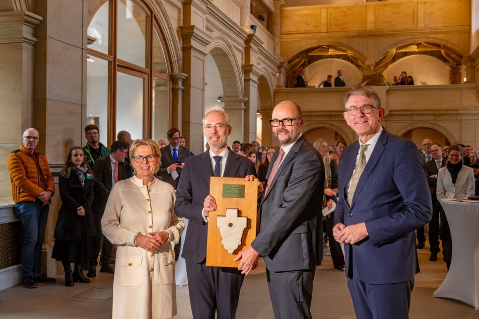 Schlüsselübergabe: Ministerin Barbara Klepsch (60, CDU, v.l.) mit Generaldirektor Bernd Ebert (53, Kunstsammlungen), Minister Christian Piwarz (50) und Kulturstaatsminister Wolfgang Weimer (61, beide CDU).