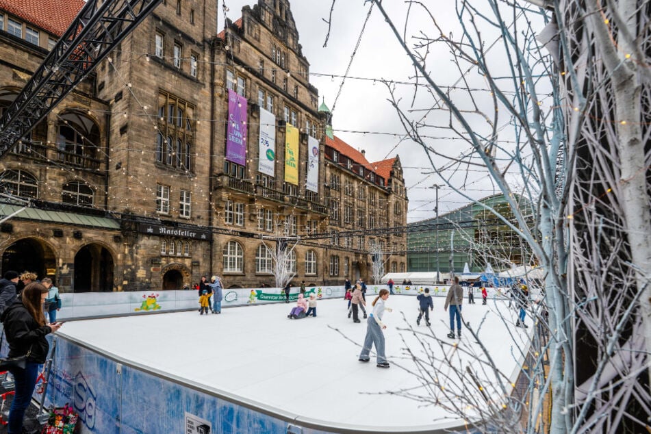 Auf dem Neumarkt könnt Ihr Schlittschuhlaufen.