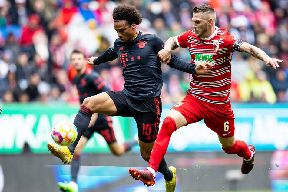 Leroy Sané (l.) und seine Mannschaftskollegen vom FC Bayern München taten sich beim Gastspiel beim FC Augsburg über weite Strecken der Partie schwer.