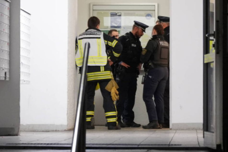 Feuerwehr und Polizei Ende Januar in dem Gebäude, in dem es seit Wochen immer wieder zu Brandstiftungen kommt. Nun hat die Polizei eine Tatverdächtige (46) in dem Wohnhaus festgenommen.