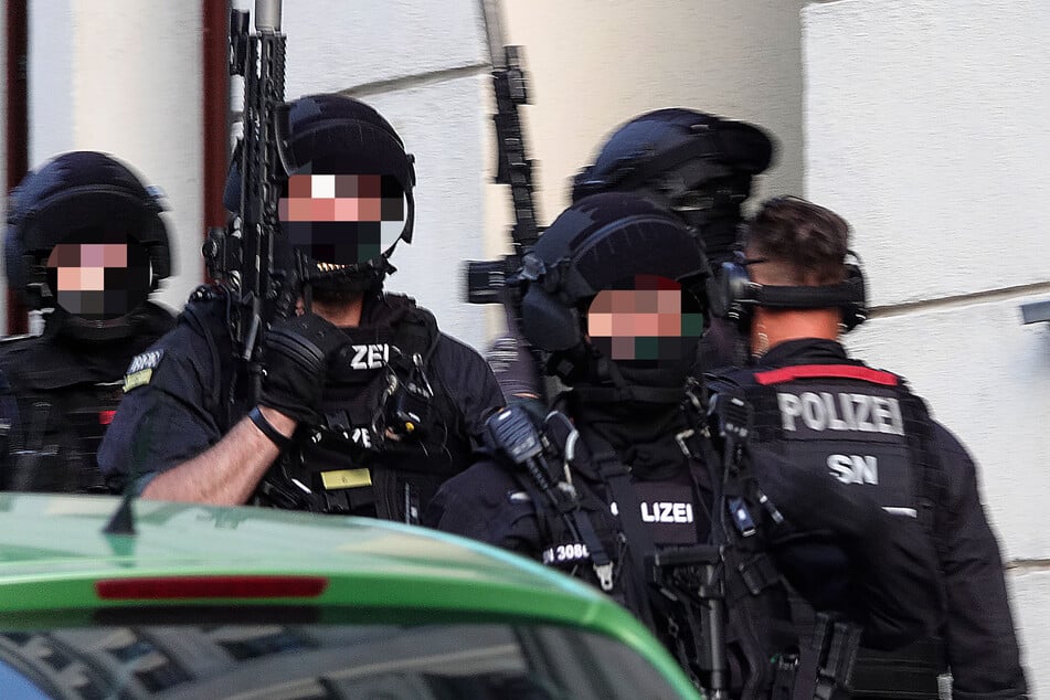 Schwer bewaffnete Beamte waren im Einsatz.