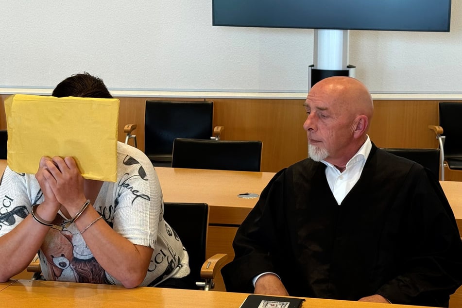 Die Angeklagte sitzt zum Prozessauftakt neben ihrem Verteidiger.
