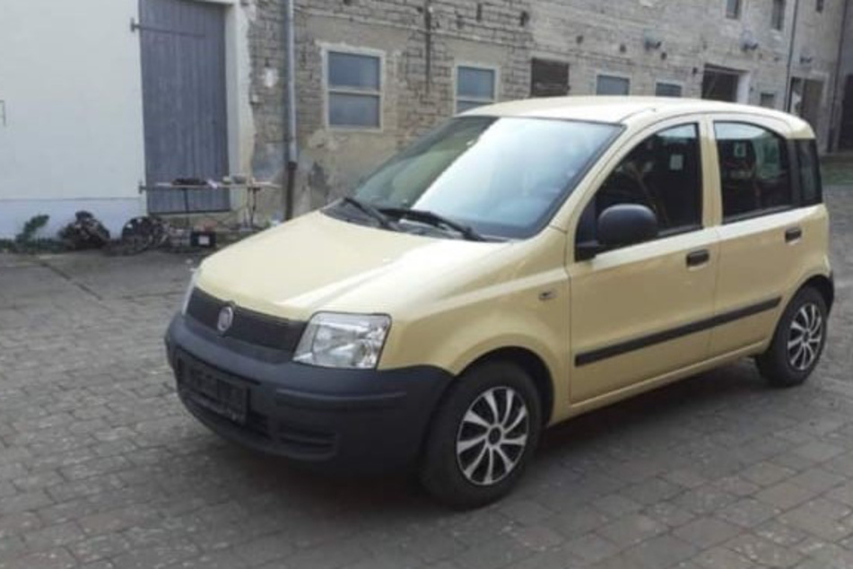 Gesucht wird ein ockerfarbener/gelber Fiat Panda.