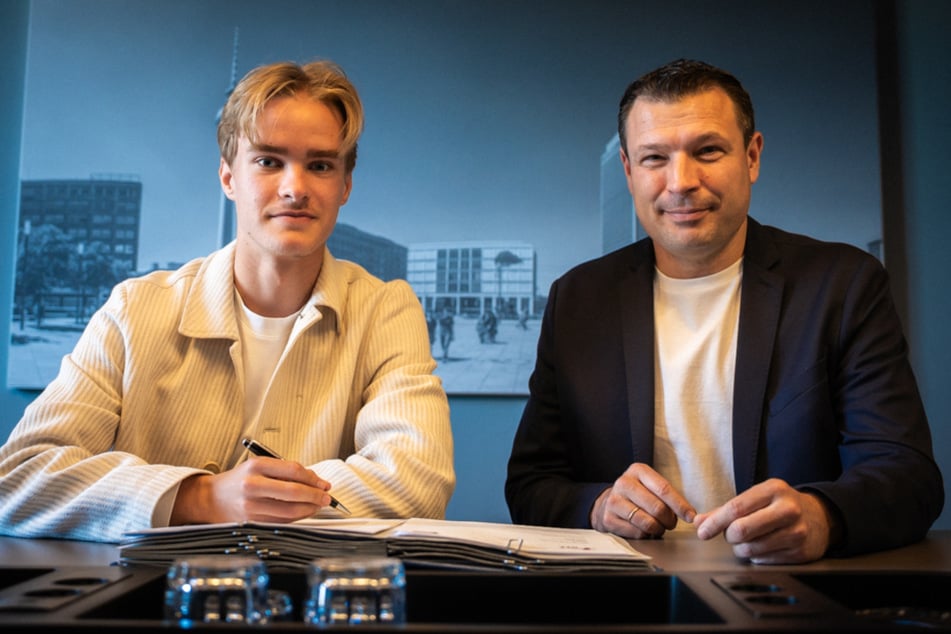 Die Tinte ist trocken: Michelbrink (l.) bleibt Herthaner, spielt aber in Cottbus.