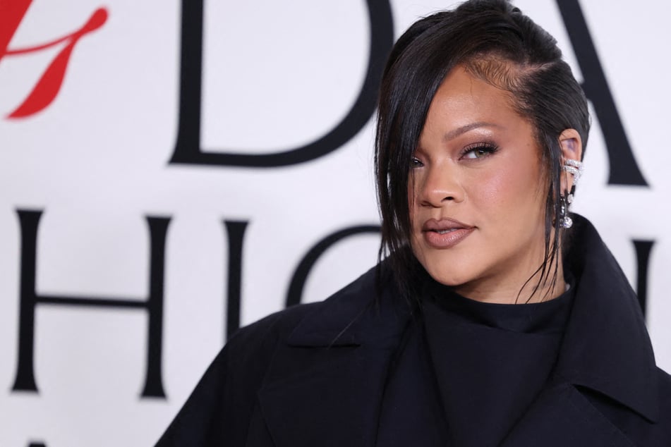 Rihanna debuts her baby girl Rocki with chic magazine shoot: "cover girrrrrlz!!!"