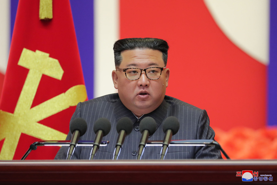 Kim Jong-un (39) während eines Treffens, bei dem er den Sieg über Covid-19 erklärt und eine Lockerung der Präventivmaßnahmen anordnet.