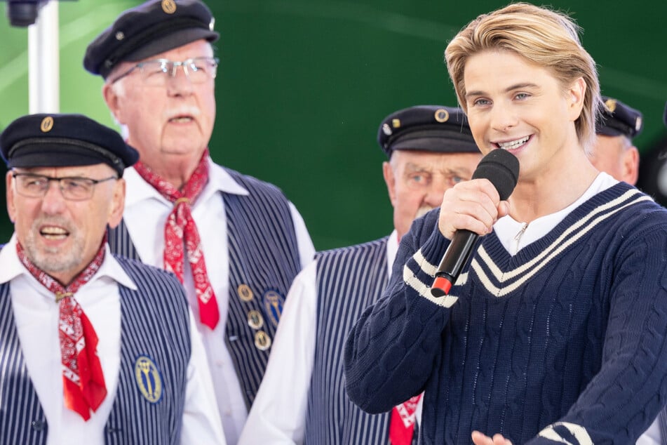 ZDF-Fernsehgarten on tour: Sänger Vincent Gross (30, r.) trat zusammen mit dem Shanty-Chor "De Tampentrekker" auf.