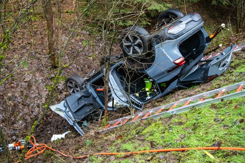 Ein Nissan kam am Donnerstag von der B283 bei Eibenstock (Erzgebirge) ab und stürzte in den Straßengraben.