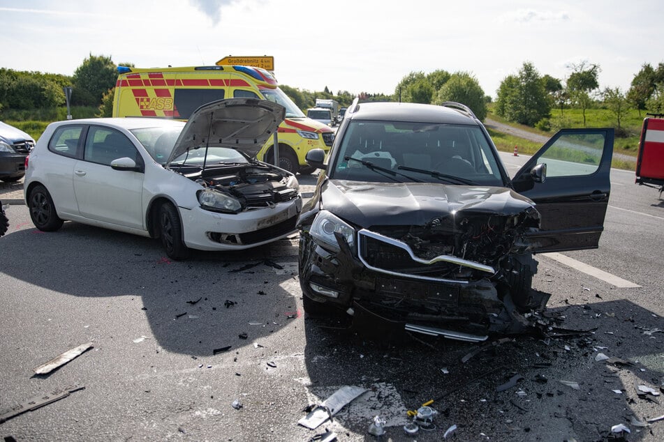 Nach einem Frontal-Crash wurde der Skoda Yeti noch gegen einen VW Golf (weiß) geschleudert.