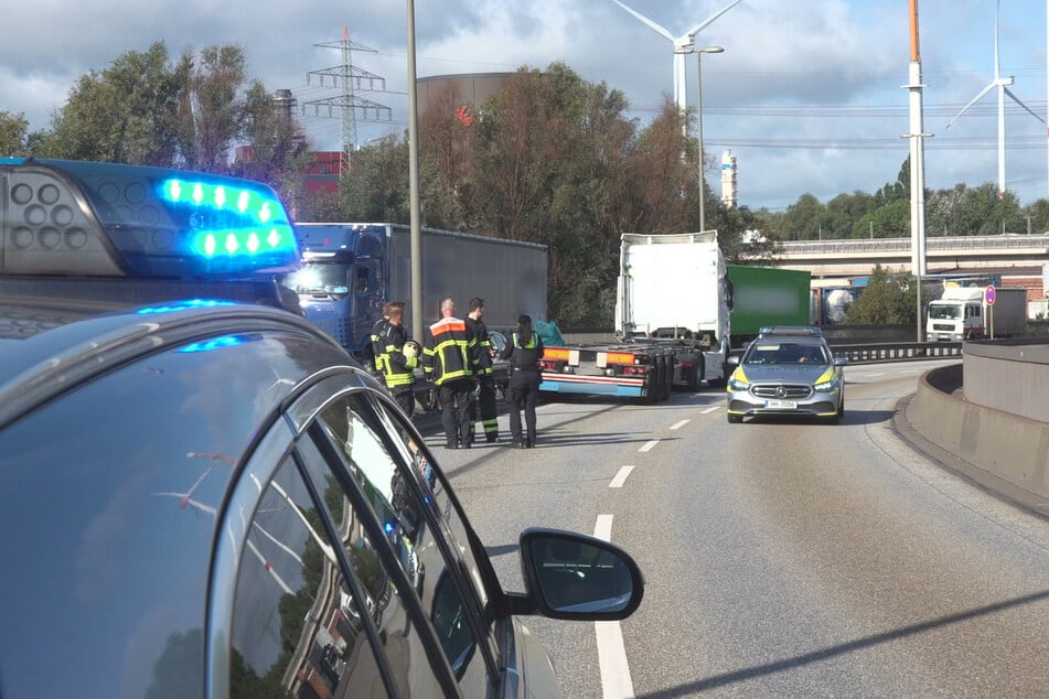 Am Mittwochmorgen ist ein Lkw auf der Köhlbrandbrücke in Hamburg gegen eine Leitplanke gekracht.