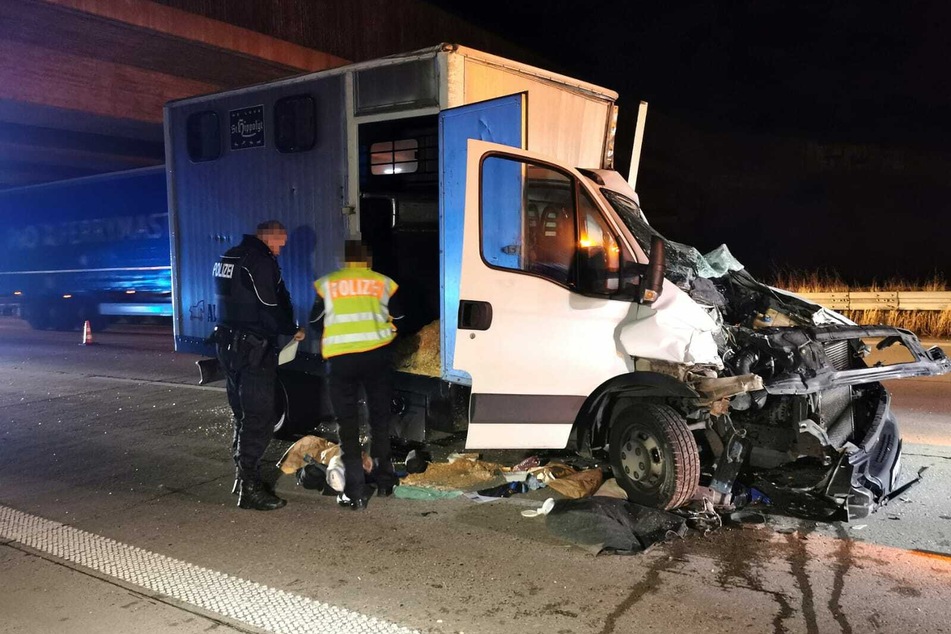 Die Bergungs- und Räumungsarbeiten auf der A2 dauerten circa eine Stunde an.