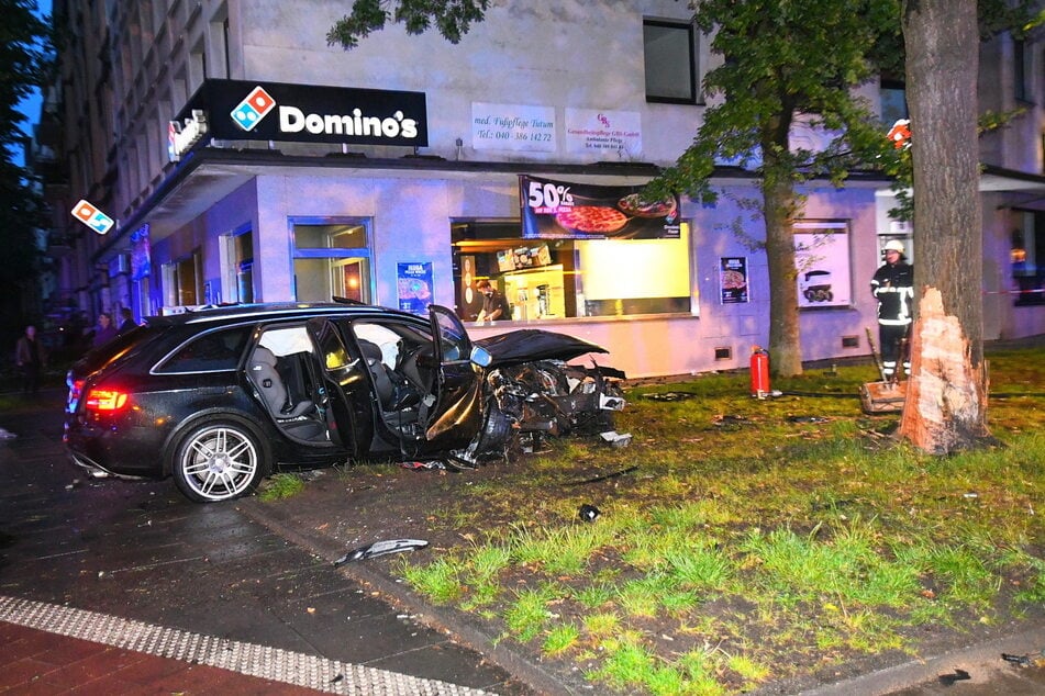 Der Audi kam vor einer Pizzeria zum Stehen. Augenzeugen hatten Glück, nicht getroffen worden zu sein, so die Polizei.