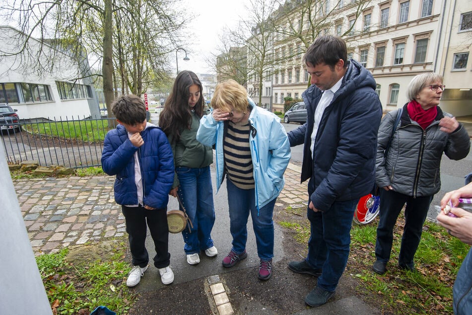 Bewegender Moment: Gilad Wax (44, 2.v.r.) begutachtet mit seiner Familie die Stolpersteine.