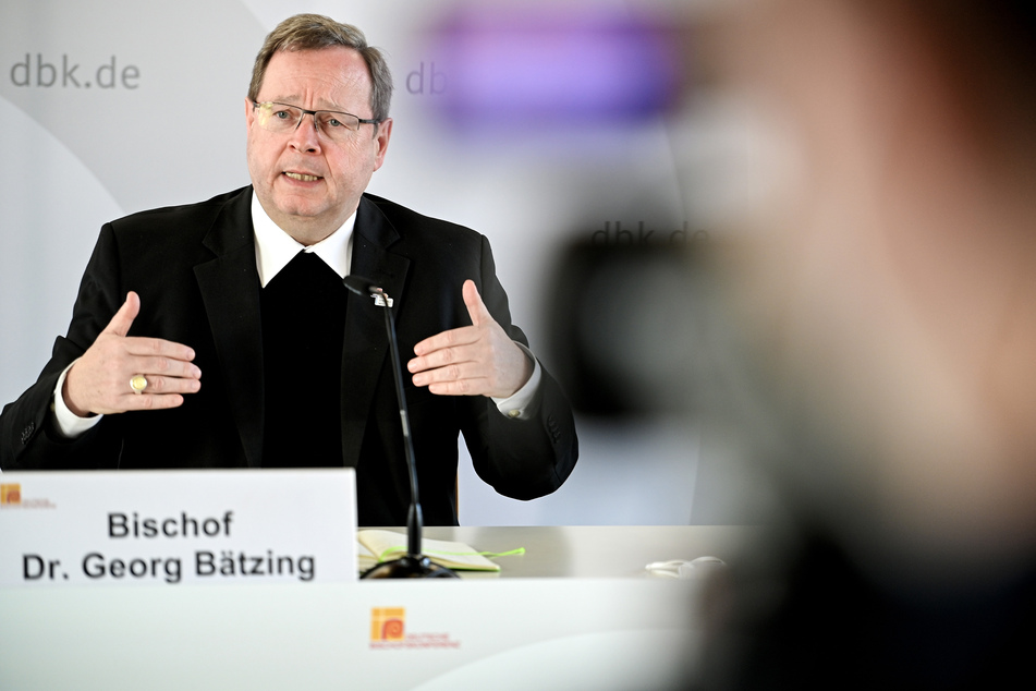 Der Vorsitzende der Deutschen Bischofskonferenz, Kardinal Georg Bätzing (59), hat seine Machtlosigkeit im Missbrauchsskandal um Kardinal Rainer Maria Woelki (64) erklärt.
