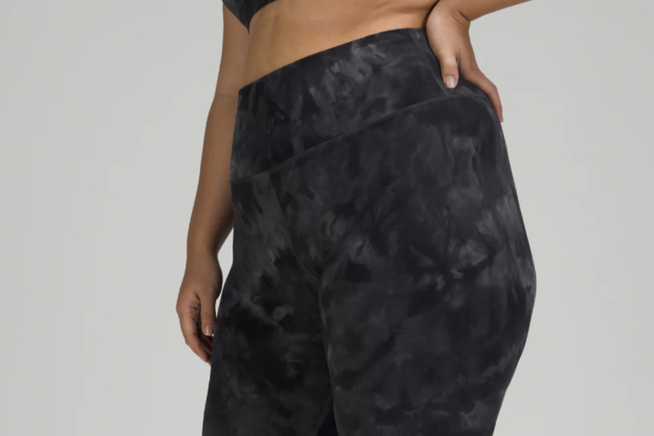 Diese tolle Leggings von Lululemon Align™ hat einen hohen Bund und es gibt sie in vielen Größen.