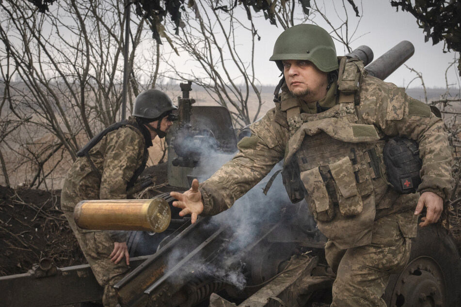Ukrainische Soldaten der 71. Jägerbrigade feuern eine Haubitze M101 auf russische Stellungen an der Frontlinie.