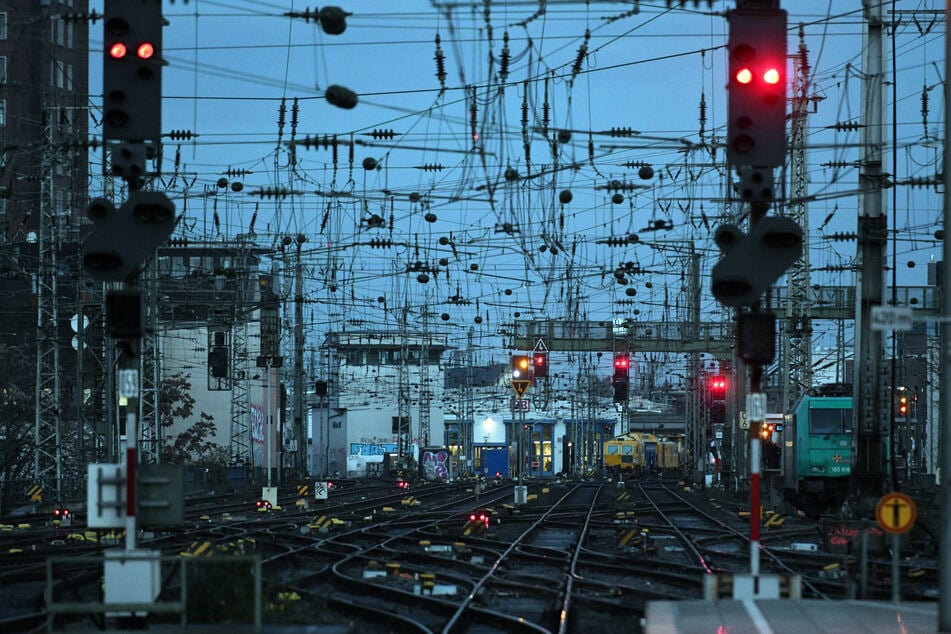 Wegen umfangreicher Bauarbeiten an Stellwerken wird die Bahnstrecke zwischen Köln und Bonn gesperrt.